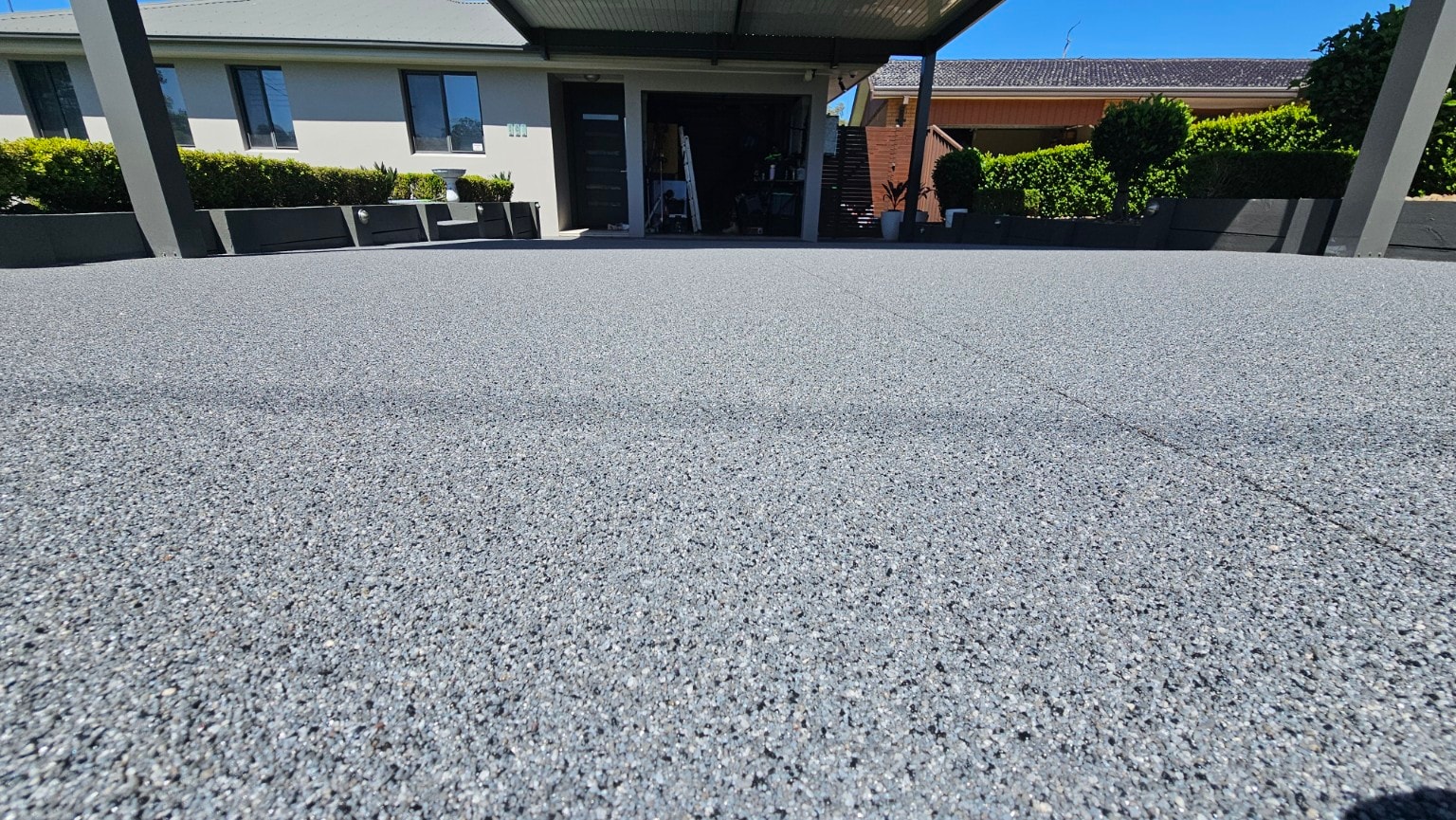 Finished epoxy quartz broadcast driveway